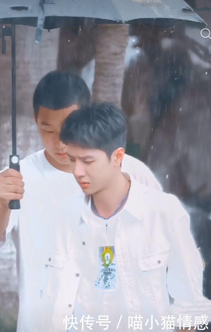 录制|王一博开始录制《天天向上》,穿白色外套太阳光,眉头紧皱心情不佳