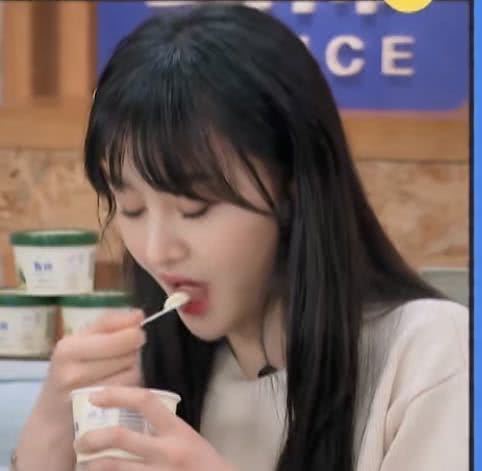 入口|忘了“胡辣汤”事件郑爽用自己入口的勺,吃许魏洲的冰淇淋