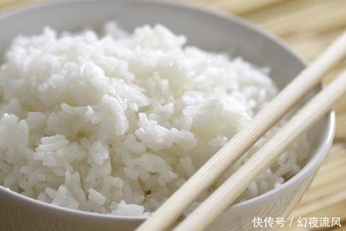 大米|蒸米饭别只放清水,多加2种东西,出锅后粒粒分明,米饭香喷喷的