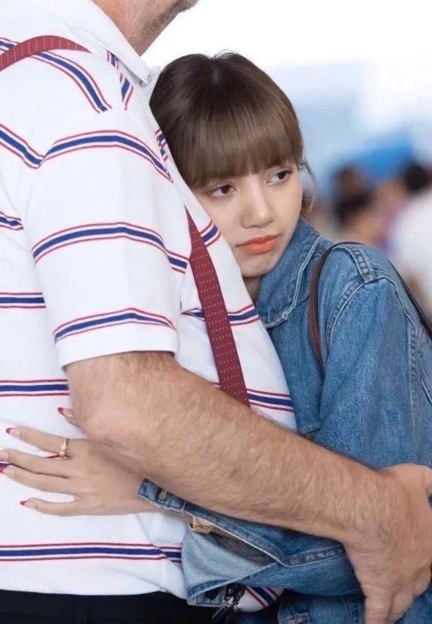  继父|Lisa系出名门身价惊人 继父是米其林大厨 腰围51比雷佳音头还小