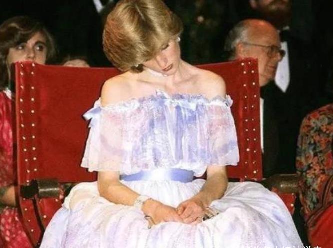 浪漫|67岁布丽吉特太累了!打瞌睡时宛如睡美人,比戴安娜王妃都惊艳