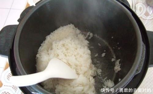 牢记|煮米饭，可不能直接放水煮！牢记3点，米饭软糯，粒粒分明