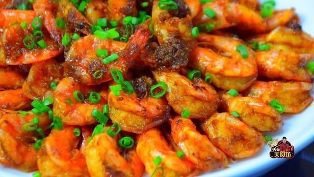  大虾|大虾别只会白灼了，教你做鲜香入味的油焖大虾，做法简单，超好吃