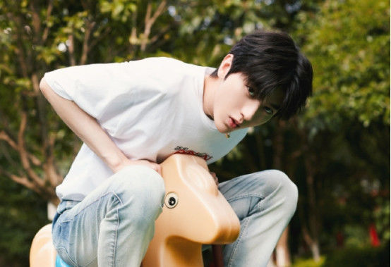  蔡徐坤|蔡徐坤好心帮沙溢擦脸上水时,下秒举动被网友看后嫌弃就别擦