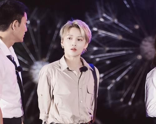  谦虚|THE9和极挑成员拍合照，虞书欣安崎第一反应是抢C位，刘雨昕却很谦虚