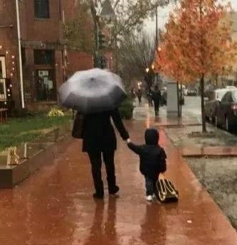 大人|搞笑图片幽默段子笑话: 哈哈哈,大人怎么不给孩子撑伞呀