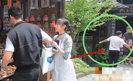  镜头|为了录制《中餐厅》，工作人员赶走周围游客，不料被镜头无意拍到