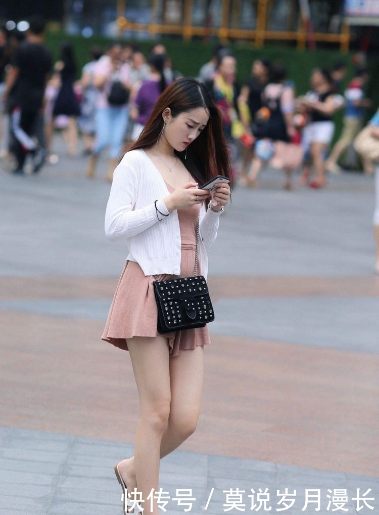 气质|街拍:穿着浅色裙的气质小姐姐,干练有气场,美丽动人