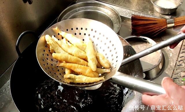 面粉|炸小鱼裹面粉还是淀粉?记住正确做法,金黄酥脆不扎嘴,越嚼越香