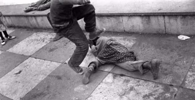 妈妈|6岁男孩因未洗漱睡觉，被妈妈踢死，易怒的父母有多可怕