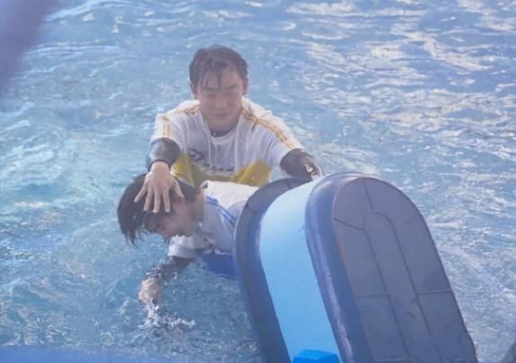  脱妆|蔡徐坤被郑恺按到水里，看到因遇水而“脱妆”的脸，这谁扛得住