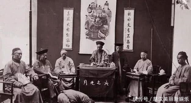 官员|罕见老照片:清朝奴才伺候“洋妞”抽大烟,清朝官员“跪拜”洋人