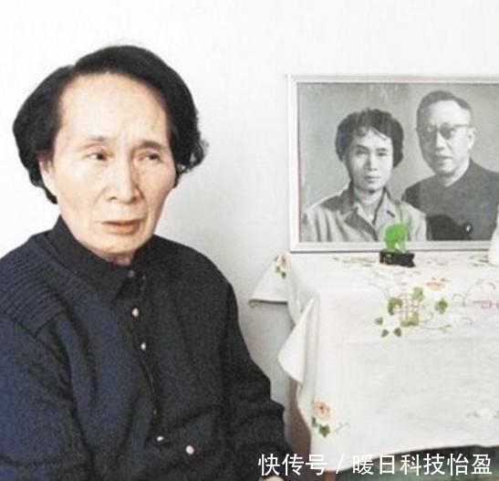  骨灰|溥仪最后一任妻子李淑贤：直言溥仪离不开她，图9抱着溥仪的骨灰