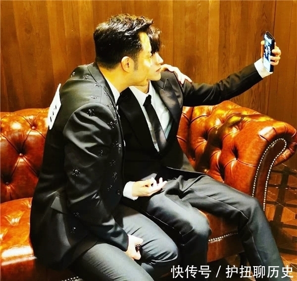 凹造型|蔡徐坤沙溢忙自拍,谁注意蔡徐坤的脚,真是一个精致“boy”