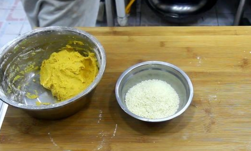 老师傅|做南瓜饼最忌放面粉!干巴巴还不甜,吃着不软糯,老师傅教你一招