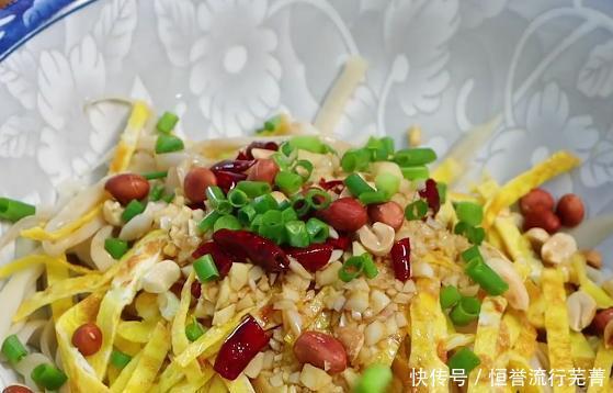 红烧肉|杏鲍菇里加2个鸡蛋,不炒不炖不刀切,好吃下饭,比红烧肉受欢迎