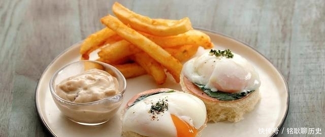 荷包蛋|水煮荷包蛋,总有白沫还会散?只要在水中加点这,个个圆嫩不散花