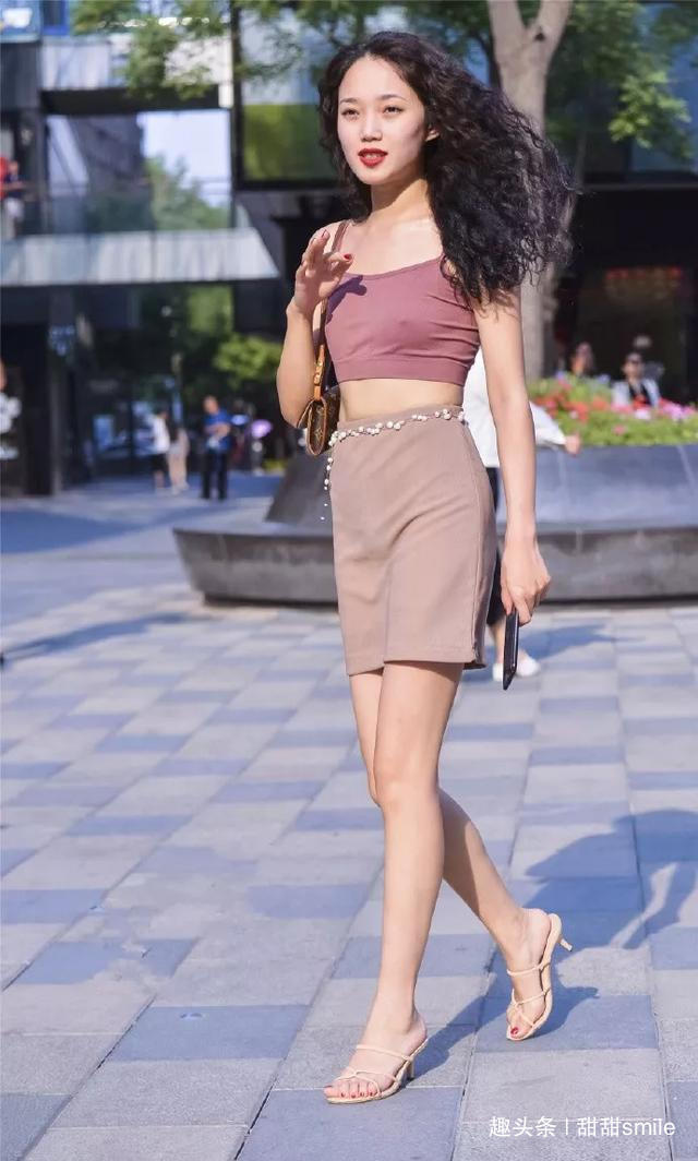  牛仔裤|美女破洞牛仔裤搭配一字带的高跟凉鞋，凸显她的身高，增加气质