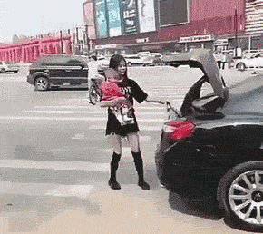 扫完|搞笑GIF:刚扫完地还得再扫一遍,大叔想离职的心都有了