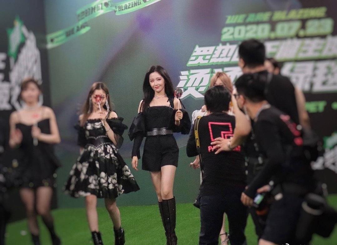 芭蕾舞者|硬糖少女坐姿nene坐着犯困,赵粤不敢动,张艺凡不愧是芭蕾舞者