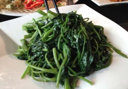  保证|炒空心菜，易发黑还出水大厨教你一招，保证绿油油的，还不出水