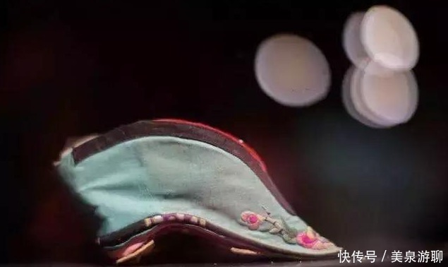 清朝|清朝除了裹脚，后宫女子穿什么鞋子，和电视剧中完全不一样