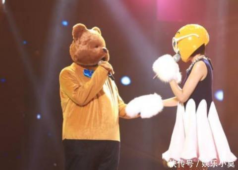 选手|蒙面唱将:选手服装意外掉落,评委尴尬转过身,现场不淡定了