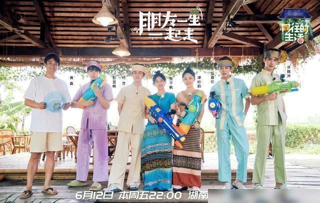 向往的生活|《向往4》的录制到底有多累看清胡先煦脖子上的肤色对比就明白