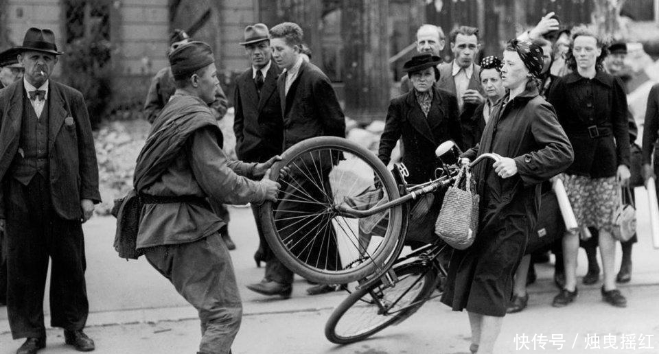  疯狂|看看苏联对德国的掠夺, 才知道二战后苏联为何恢复那么快