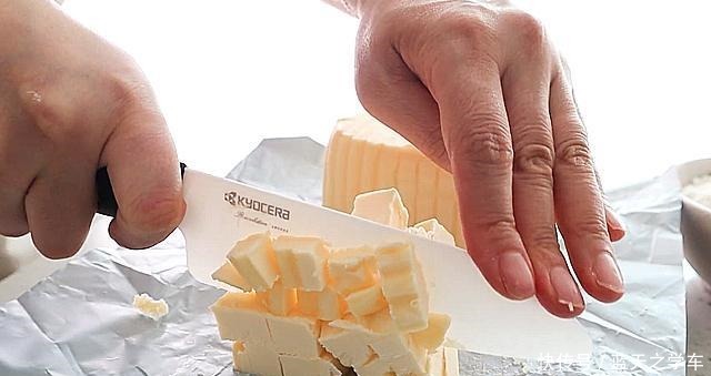 酥饼|外皮酥脆,里边软嫩的烤酥饼,抹上黄油和果酱更好吃