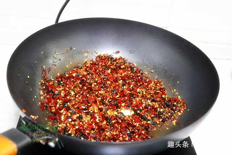  冰糖|做风味辣椒酱时加冰糖，香辣鲜美，存放一年不坏，比老干妈还香