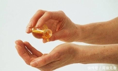 护肤|洗完脸，不要急着涂精华液！建议：多做这2件事，吸收效果会更好