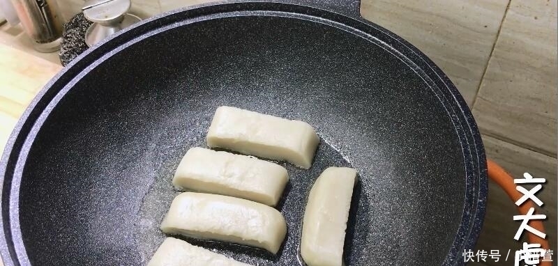  开水烫|糯米粉开水烫一烫，比年糕简单，比糍粑好吃，一学就会