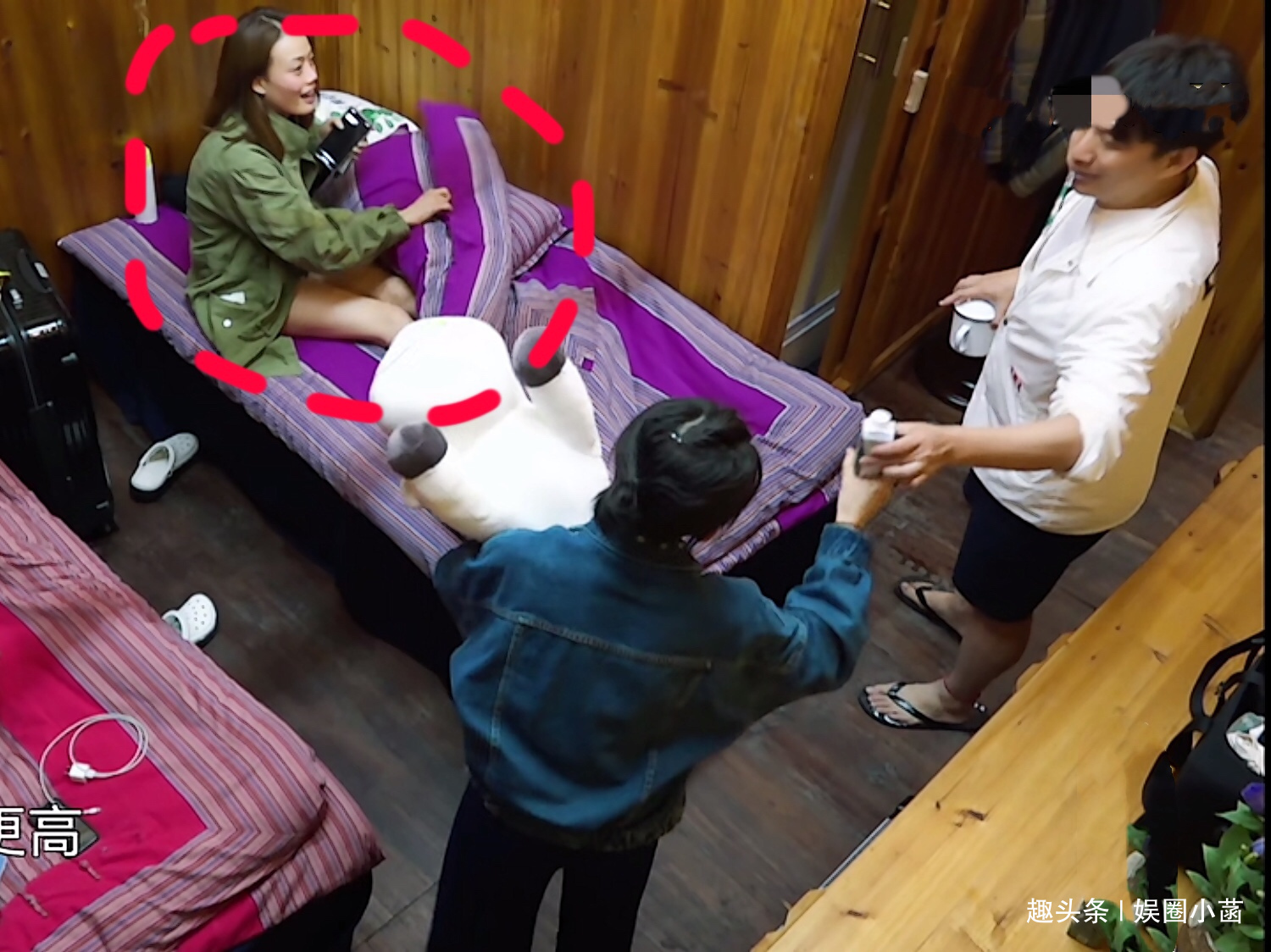 女生|节目组剪辑好粗心!黄磊深夜进女生房间,女嘉宾险走光连忙盖被子