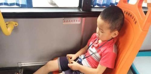 孩子|我是孕妇，你就得给我让座面对逼迫，7岁男童的反应尽显教养