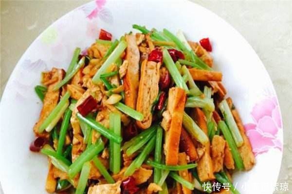  白香干|吃有营养的炒菜——芹菜炒香干，酥脆，香甜多汁，家人爱吃