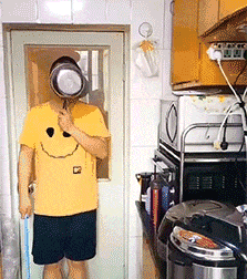 盾牌|搞笑GIF趣图：兄弟，你不如买个盾牌得了，吓成这样