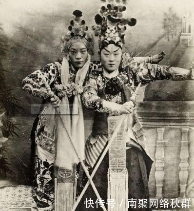 缠足|晚清老照，图2是缠足女子，最后一张是慈禧的母亲过生日