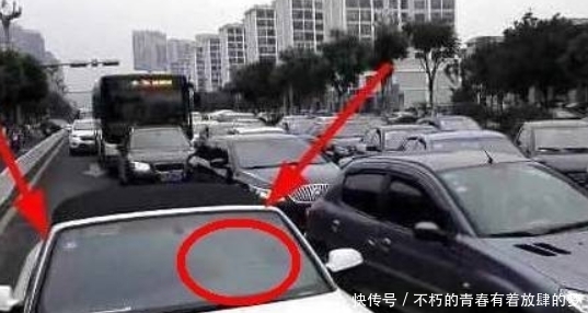 长时间|马路上一辆车停着长时间不走，严重影响交通，看到车里女子傻了眼