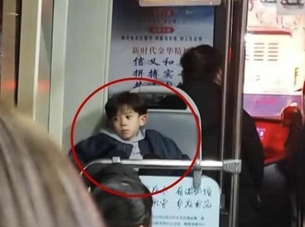 公交|“高颜值”小男孩坐公交被偷拍，网友看后直呼阿姨等你长大