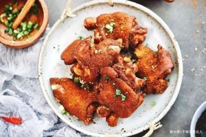 开心|儿子儿媳带客上门，婆婆传授一道孜然烤猪蹄年轻人们聚的非常开心