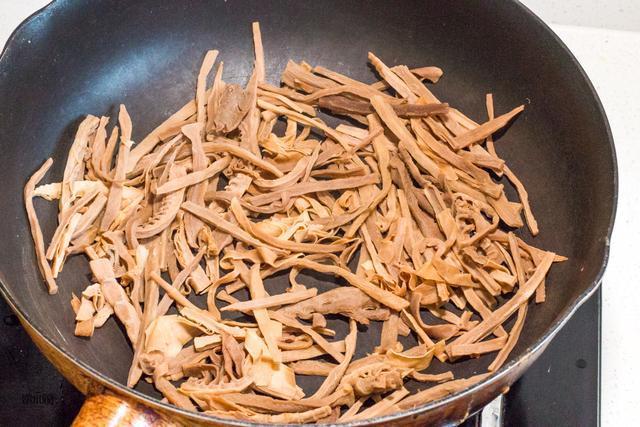 干笋炒腊肠|晚上只烧了1道菜,两个人吃了1锅饭,老公说这种吃法不胖才怪