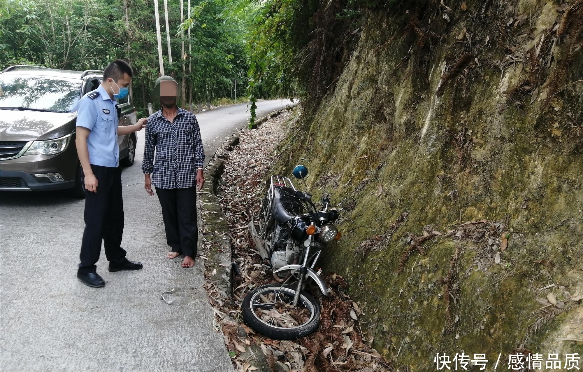  庄某山|轿车与摩托车相撞、民警紧急施救