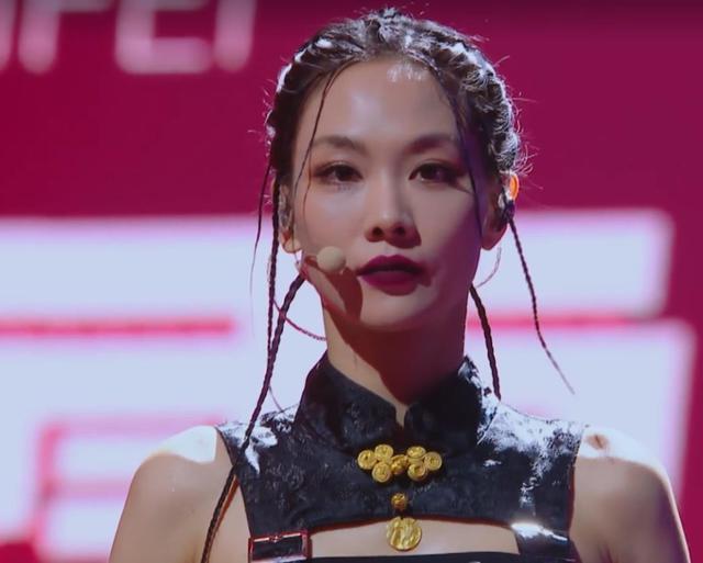 王智|王霏霏劈叉动作撞车王智,王智都看懵了,这个临场反应彰显情商