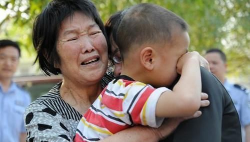  走散|小女孩与爸爸在商场走散，民警询问爸爸名字，听到回答忍不住笑了