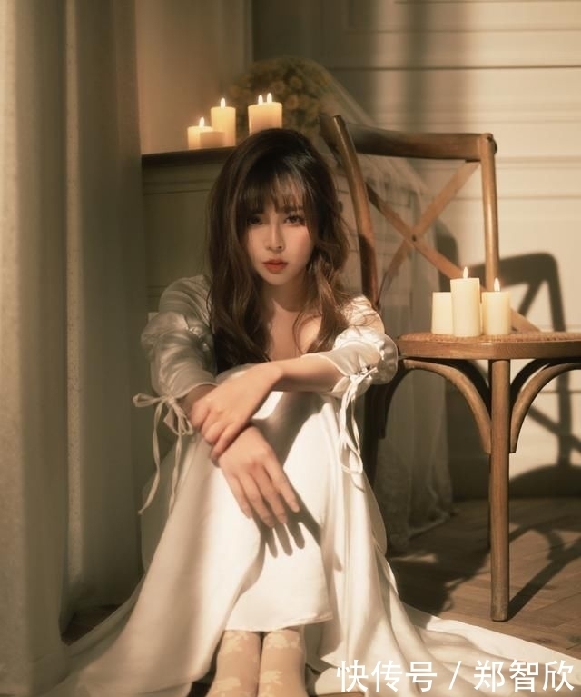  吊带|细吊带搭配亮色紧身瑜伽裤，一秒穿出欧美范，又美又飒