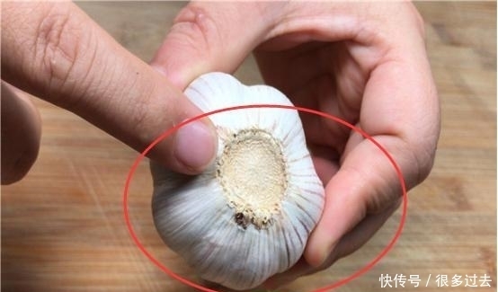 轻轻|原来大蒜身上有个“小机关”,轻轻一捏,蒜皮就能轻松脱落,实用