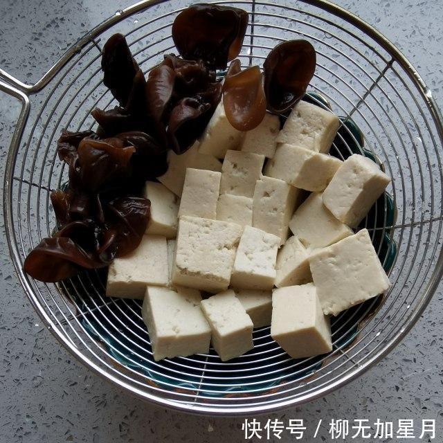 软烂|丝瓜炖豆腐,丝瓜鲜嫩,豆腐软烂,清香味美
