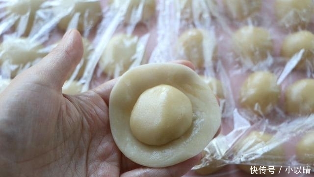 糕点|经典糕点蛋黄酥做法,7步就可上烤箱,外酥内软好吃不用花钱买