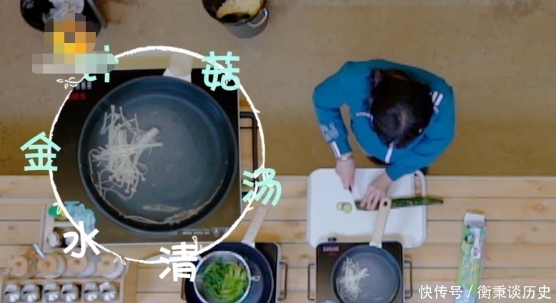 金针菇|郑爽自制低脂餐,黄瓜3片,金针菇一撮,看到面条放了几根,心疼哭了